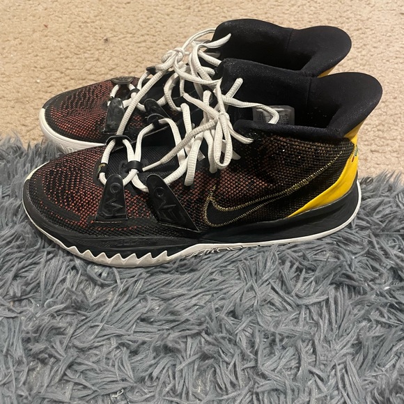 Kyries 7 size 9'5 - Picture 3 of 8